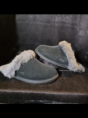 UGG Women’s Black Suede Fur-Lined Slip-On Slippers Size 7